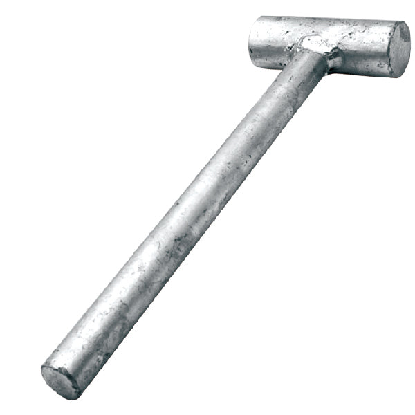 SeaTec hammer i galvaniseret stål stående på et værktøjsbord.