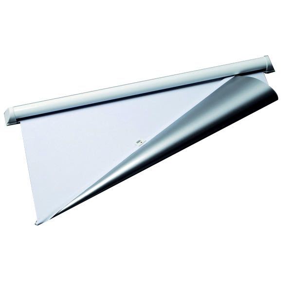 SeaTec mørklægningsgardin i hvid, måler 680x780 mm, monteret på en bådluger
