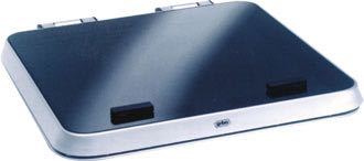 Gebo skylight luger set skråt nedefra, monteret på en båd.
