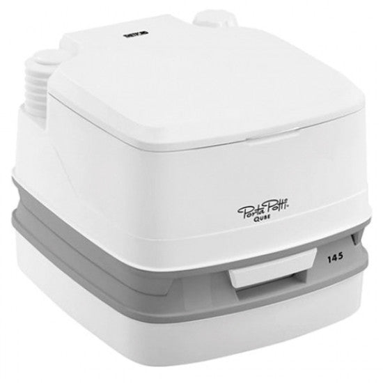 Porta Potti toilet Qube 165 hvid set forfra, klar til brug på båden.