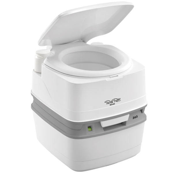 Porta Potti toilet qube 365 i hvid farve, står på dæk i båd