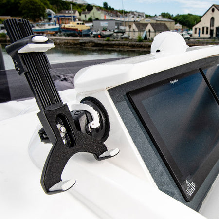 ROKK monteringskit til tablet, vist monteret på bådoverflade