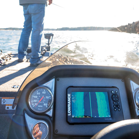 Lowrance Eagle 7 set fra siden med tilsluttede kabler