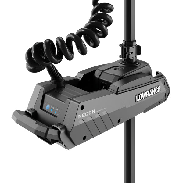Lowrance RECON motor i aktion, trækker båd gennem stille vand
