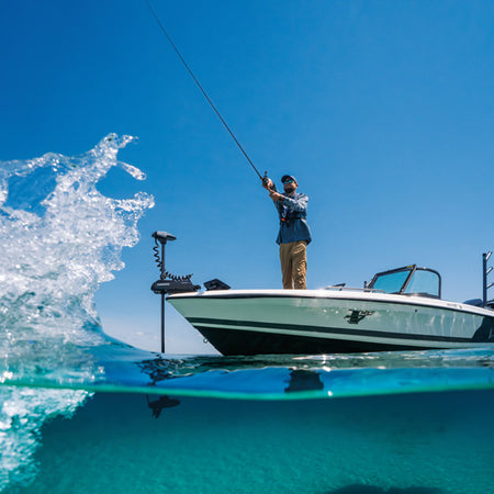 Bagfra billede af Lowrance RECON monteret på en båd
