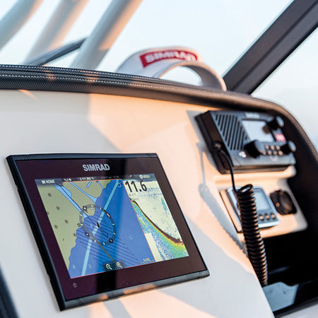 Simrad GO9 XSE i brug på bådens kontrolpanel med kortvisning.