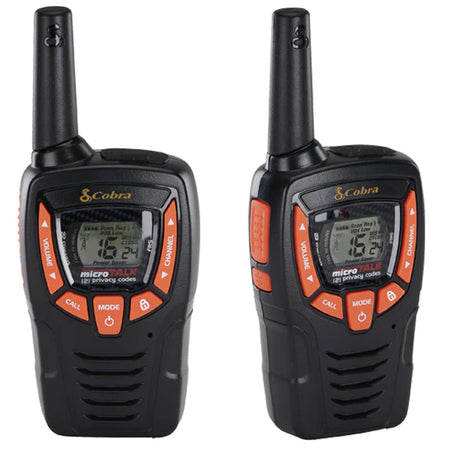 Cobra AM655 PMR radio i et maritimt miljø med bølger i baggrunden