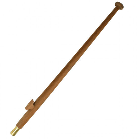 Roca flagspil i teak set fra siden, monteret på en båd.
