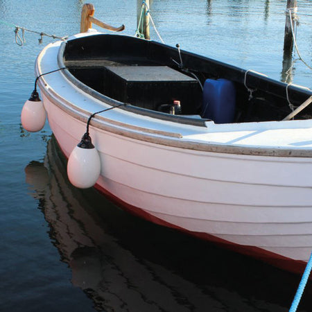 Bagfra billede af Dan-Fender fender med tydelig sort top.