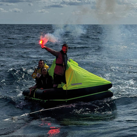 Hero krybbe til flåde, monteret og præsenteret forfra.