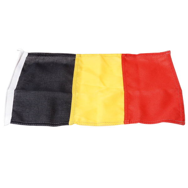 1852's gæsteflag België 30x45 cm, vist i vindens bevægelse.