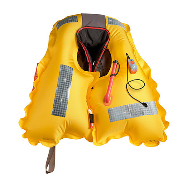 Crewsaver Crewfit 180N Pro i brug på båd i vandet