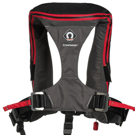 Frontvinkel med Crewsaver 180N flydevest på båd