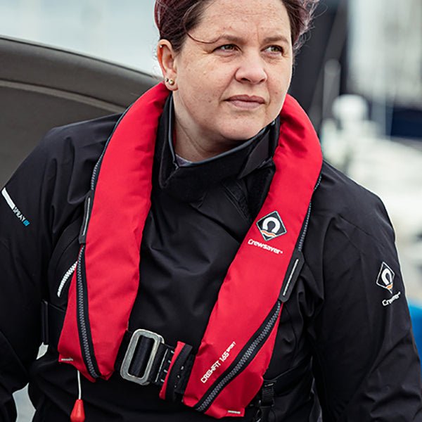 Set fra siden: Crewsaver redningsvest med justerbare stropper.