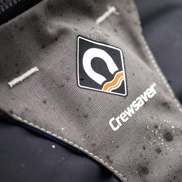 Crewsaver Crewfit redningsvest i brug under sejlads.