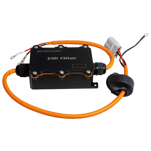 Epropulsion DC-DC converter monteret på båd med ledninger.