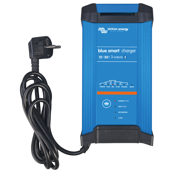 Victron Blue Smart lader 12V 20Amp set forfra med tilslutningsmuligheder.