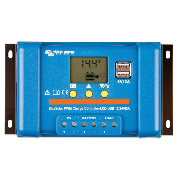 Victron BlueSolar PWM-LCD installeret i båd med solpaneler og kabeltilslutninger.