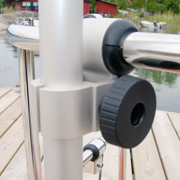 NOA beslag til solpanel monteret på båd, set bagfra