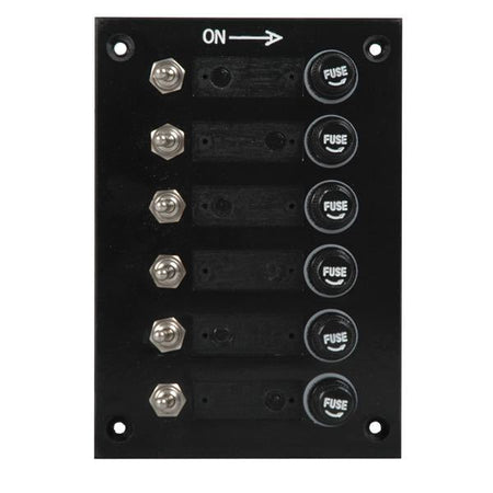 El-panel med 6 kontakter, monteret på en båd
