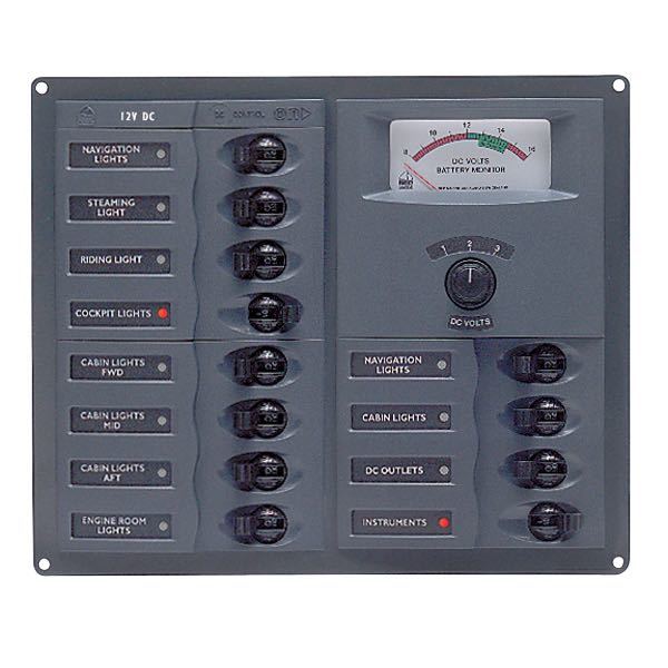 BEP strømpanel med 12 kontakter, set forfra på bådinteriør