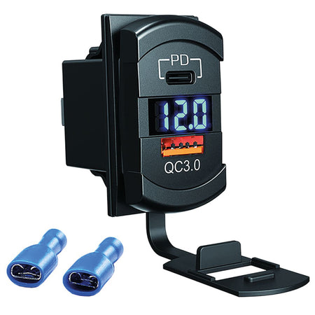 SeaTec voltmeter med USB A og USB C porte, monteret i båd