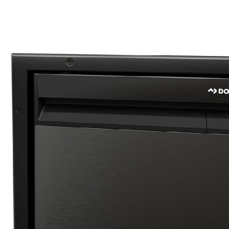 Dometic NRX80 køleskab med sort ramme i bådmiljø