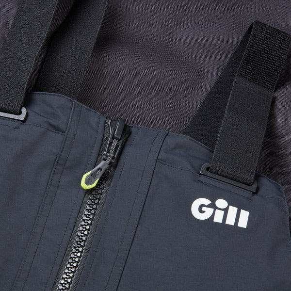 Gill OS33T Coastal buks i sort, vist i brug på kajak ved kysten.