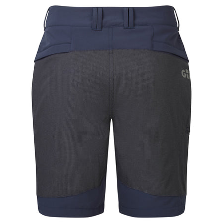 Gill UV024 navy shorts i brug under en sejltur på båden.