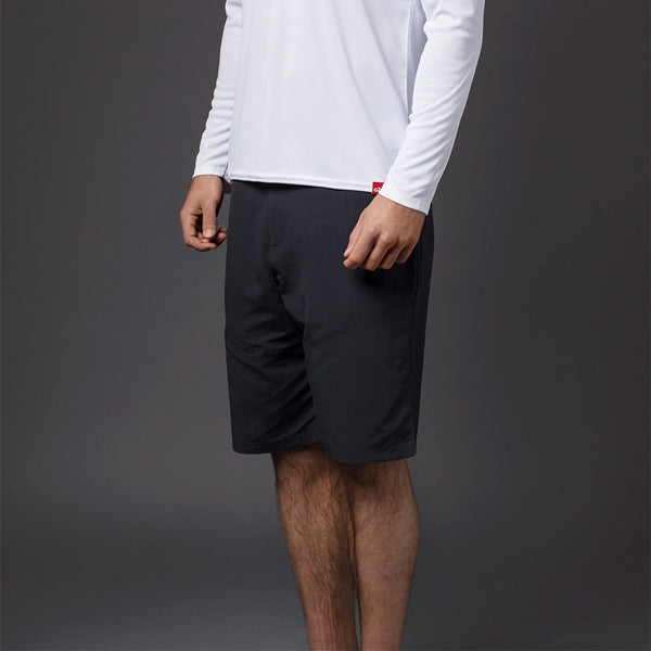 Gill UV012 Tec shorts herre navy i brug ved vandet
