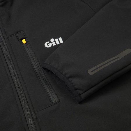 Gill 1072 OS jakke iført af en person i bådmiljø