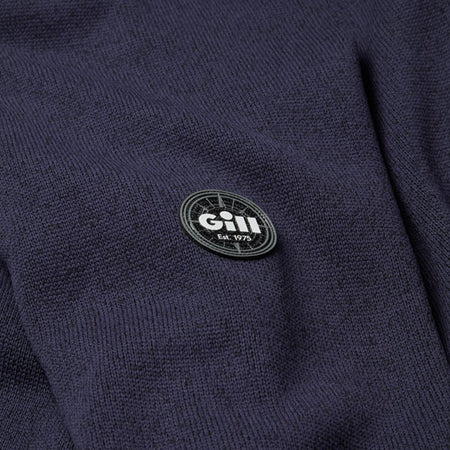 Gill fleece jakke i navy, anvendt under sejlads på båd.
