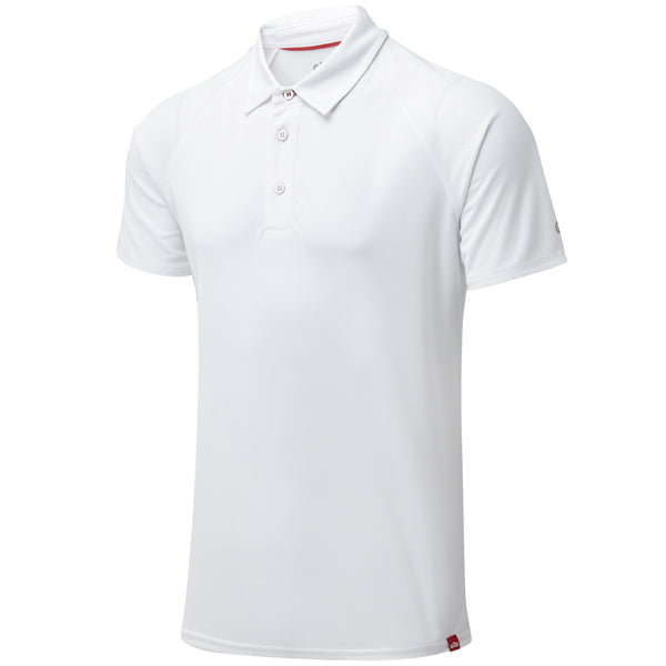 Gill UV008 herre polo i hvid, str XXL, præsenteret på en båd