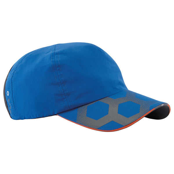 Gill RS13 Race Cap i letvægtsstof set fra siden med sejlerbaggrund.