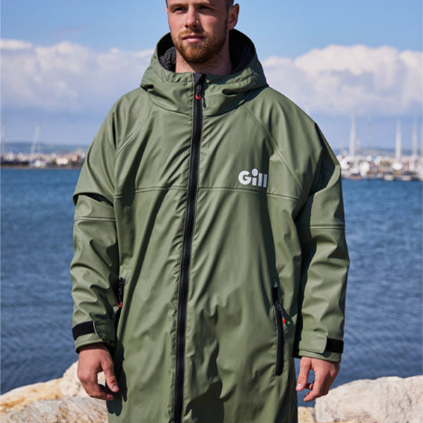 Gill Aqua Parka jakke med hætte i skovmiljø