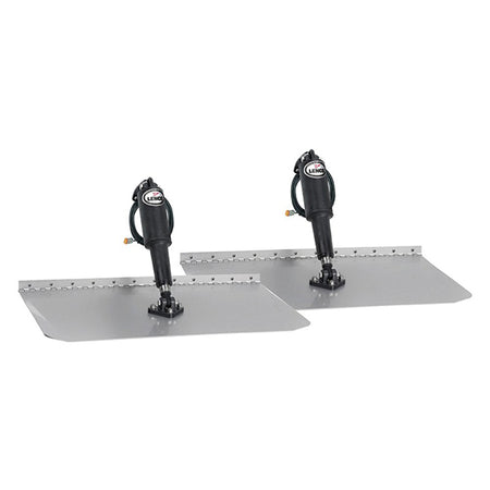 Lenco trimplaner set fra siden, klar til montering på båd.