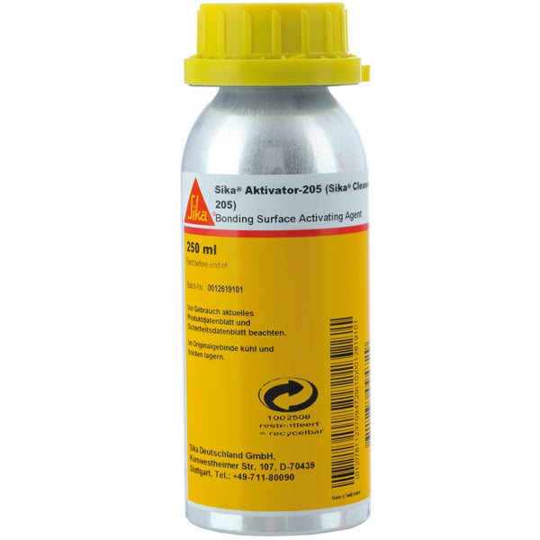 Sika Aktivator 205 Klar 250ml stående på en hvid overflade