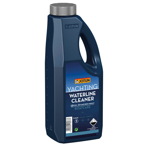 Jotun Vandlinje Cleaner 1 liter står på en båd med klart vand i baggrunden.