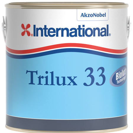 Trilux 33 bundmaling anvendt på bådskrog, vist i nærbillede.