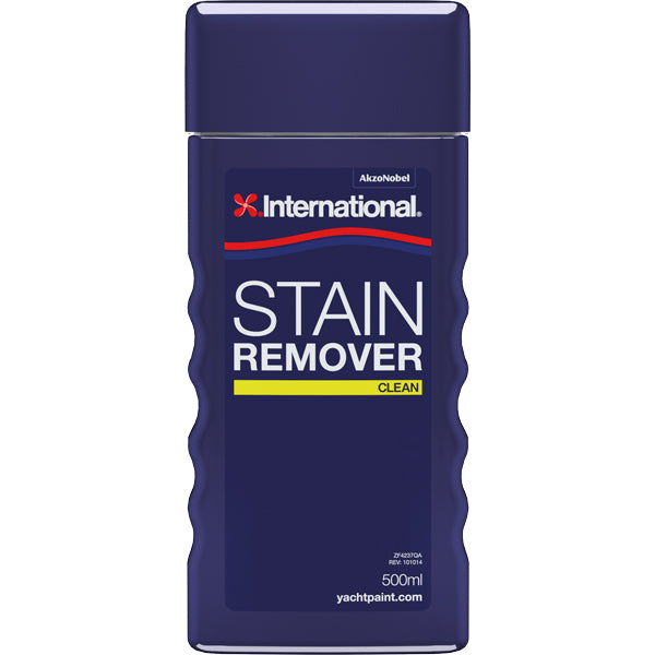 International Stain Remover 0,5L står på en bordflade med bådudstyr