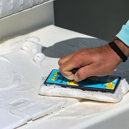 Star Brite svamp grov sort i brug ved rengøring af båd