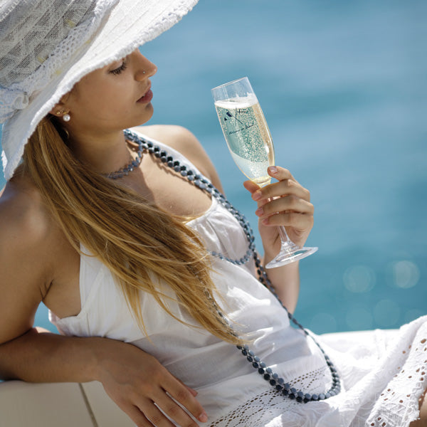 Elegant Marine Business champagneglas, set fra siden med indhold