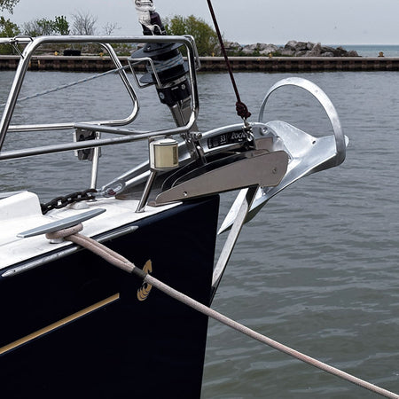 Rocna Anker MK2 6Kg lagt på en båd, klar til brug.