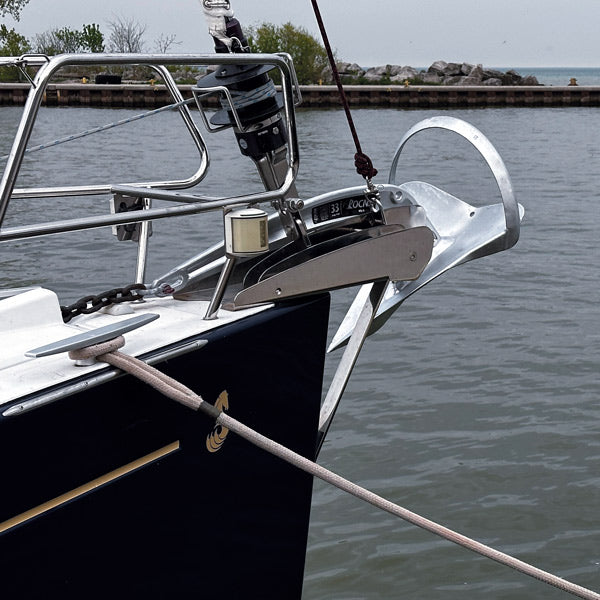 Detalje af Rocna ankerets spids, galvaniseret finish.