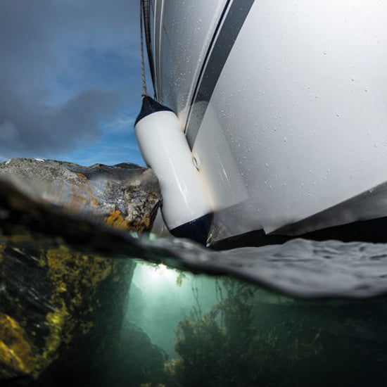 Polyform F5 fender med båd i baggrunden, klar til brug