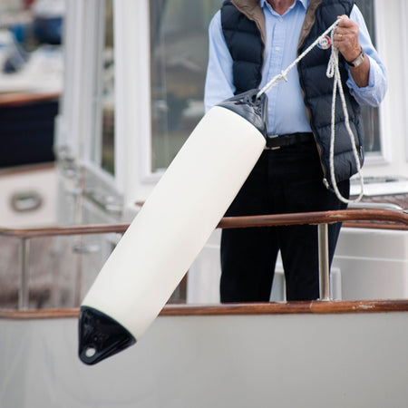 Polyform F5 fender, set skråt forfra, tydelig størrelse