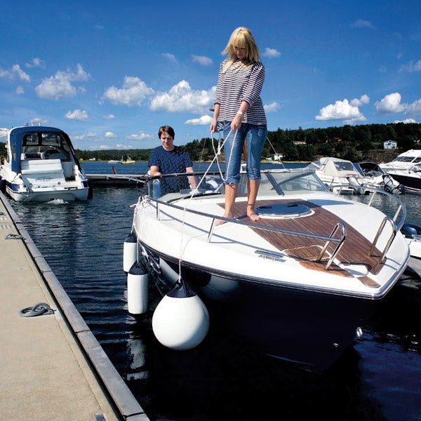 Fenderen Polyform F01M i havmiljø, ved kajen