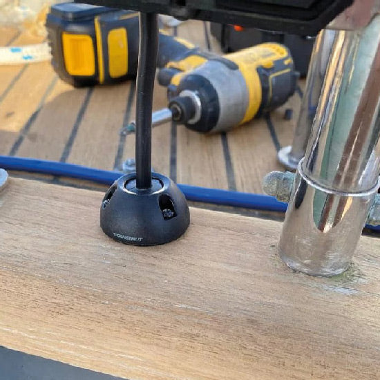 Oversigt over ScanStrut dæksgennemføring viset med installationspunkter