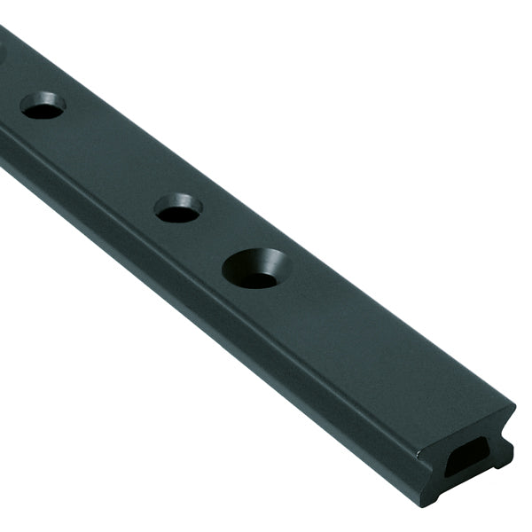Ronstan skødeskinne 22mm set forfra, klar til brug på båden.