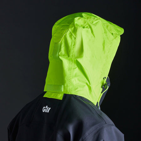 Jakken hængende på båd med maritim baggrund